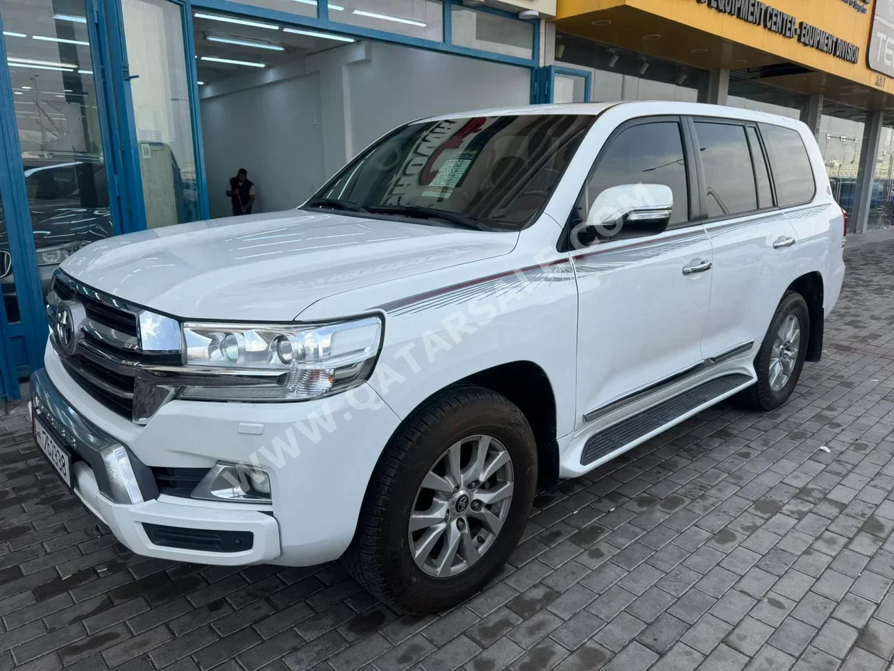 Toyota  Land Cruiser  GXR  2019  Automatic  265,000 Km  8 Cylinder  Four Wheel Drive (4WD)  SUV  White