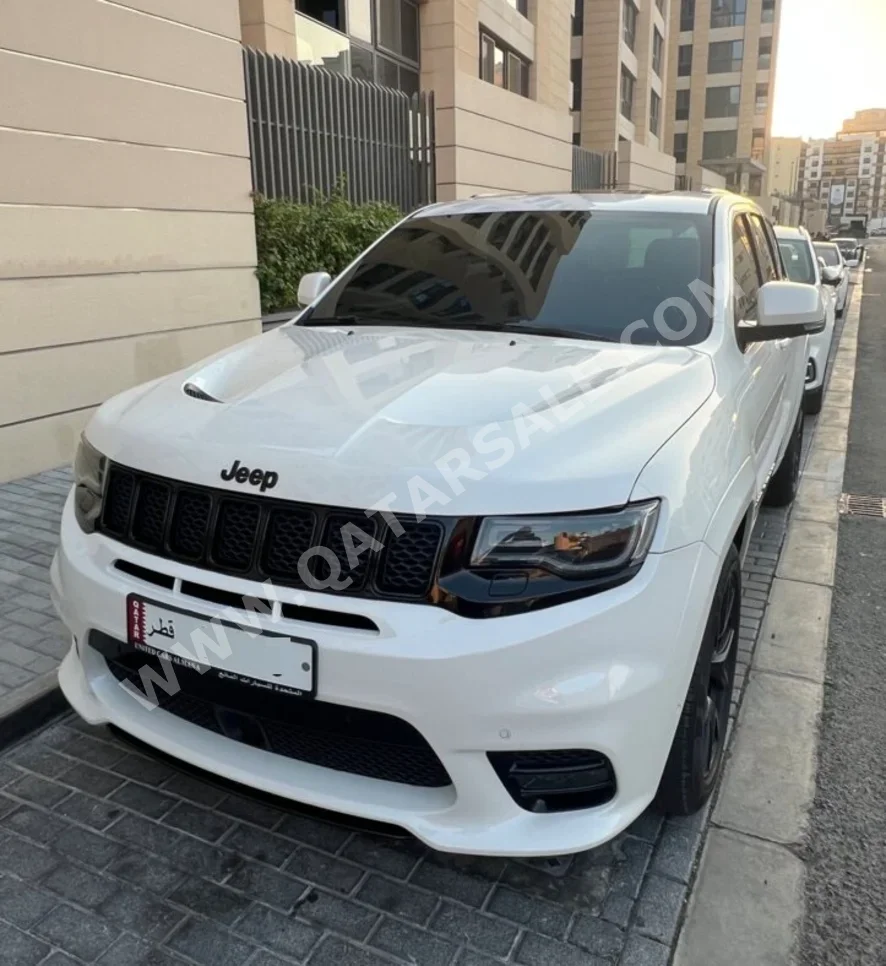 جييب جراند شيروكي أس ار تي 2020 اوتوماتيك 31,000 كم 8 سلندر دفع رباعي اس يو في أبيض