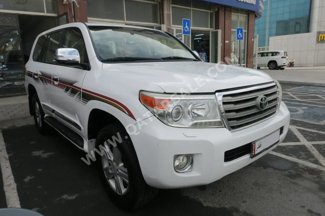 Toyota Land Cruiser GXR 2013 Automatic 285,000 Km 8 Cylinder Four Wheel Drive (4WD) SUV White