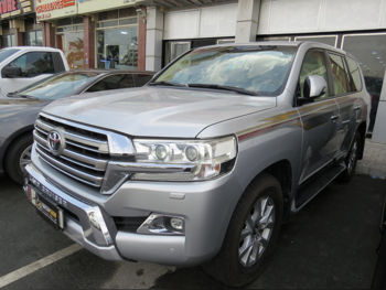 تويوتا  لاند كروزر  جي اكس ار  2016  اوتوماتيك  193,000 كم  8 سلندر  دفع رباعي  اس يو في  فضي