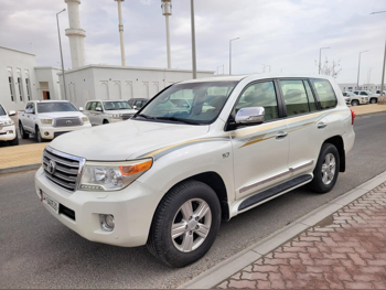 تويوتا  لاند كروزر  في اكس ار  2015  اوتوماتيك  351,000 كم  8 سلندر  دفع رباعي  اس يو في  أبيض
