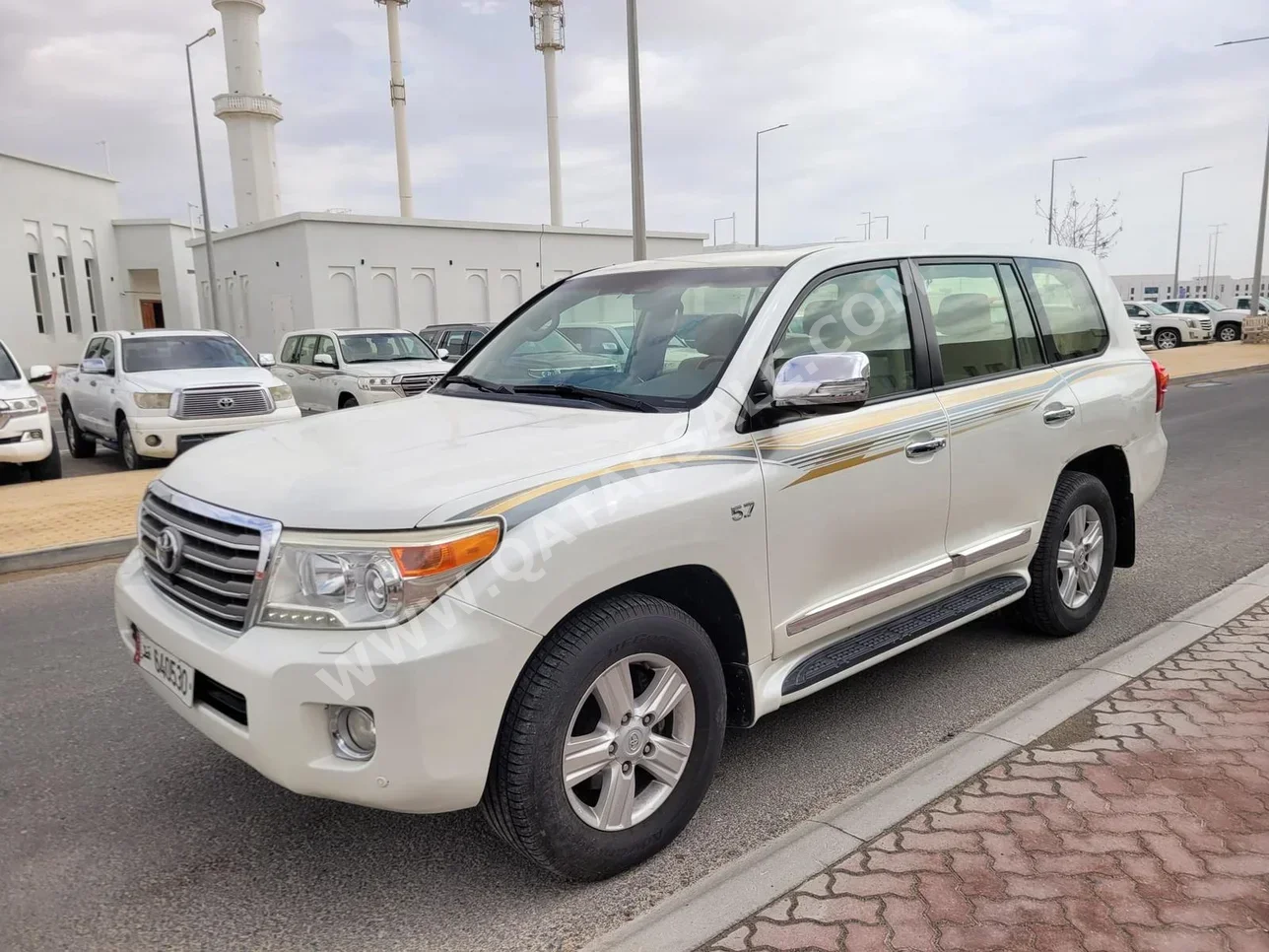 تويوتا  لاند كروزر  في اكس ار  2015  اوتوماتيك  351,000 كم  8 سلندر  دفع رباعي  اس يو في  أبيض