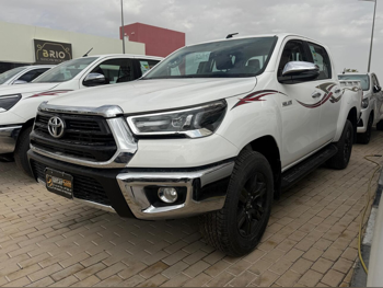 Toyota  Hilux  SR5  2025  Automatic  0 Km  4 Cylinder  Four Wheel Drive (4WD)  Pick Up  White  With Warranty