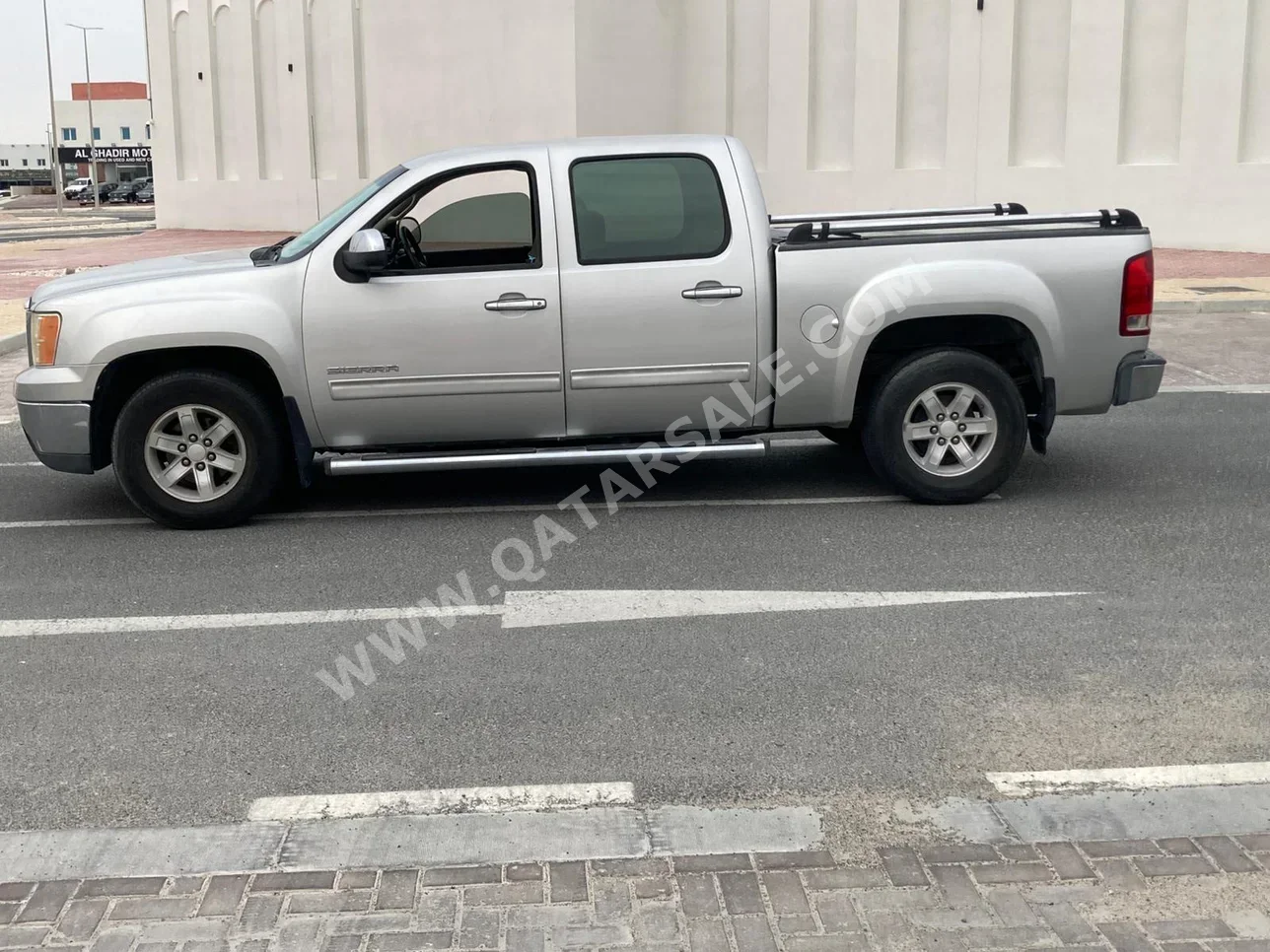 جي ام سي  سييرا  اس ال اي  2011  اوتوماتيك  186,000 كم  8 سلندر  دفع رباعي  بيكب  فضي