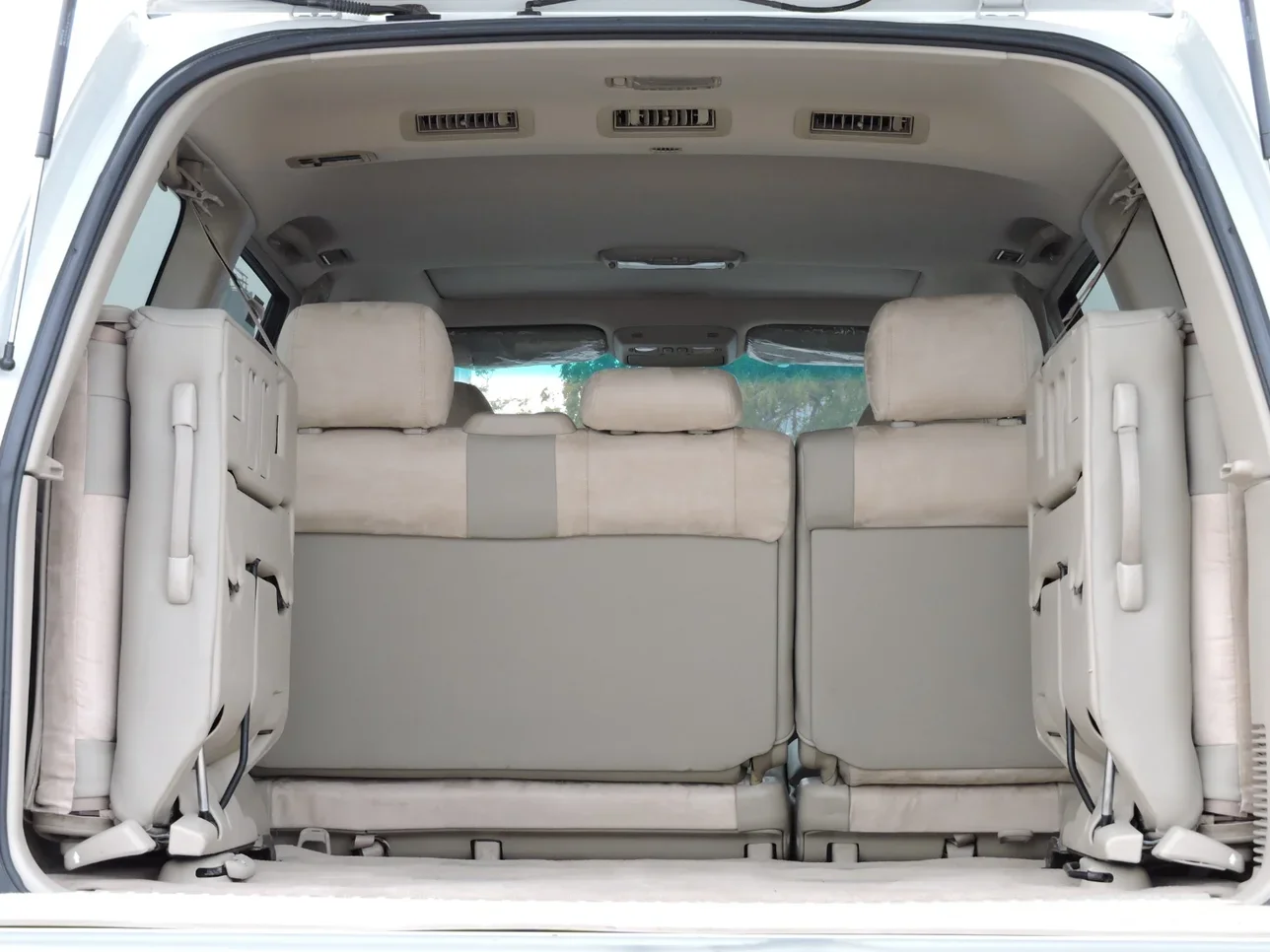 Toyota  Land Cruiser  VXR  2006  Automatic  370,000 Km  8 Cylinder  Four Wheel Drive (4WD)  SUV  White