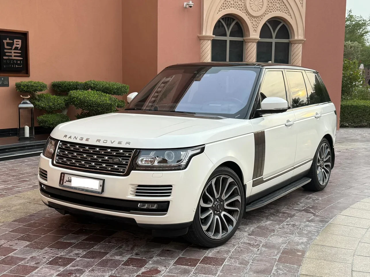 لاند روفر  رنج روفر  فوج اوتوبايوغرافي  2017  اوتوماتيك  98,000 كم  8 سلندر  دفع رباعي  اس يو في  أبيض