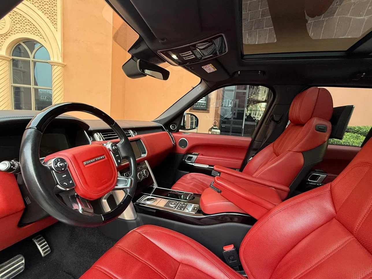 لاند روفر  رنج روفر  فوج اوتوبايوغرافي  2017  اوتوماتيك  98,000 كم  8 سلندر  دفع رباعي  اس يو في  أبيض