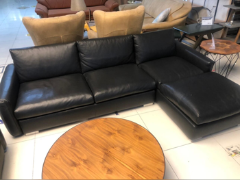 الأرائك والكنب والكراسي كنبة بثلاث مقاعد وكرسي بذراعين  - جلدية الماتش  - أسود