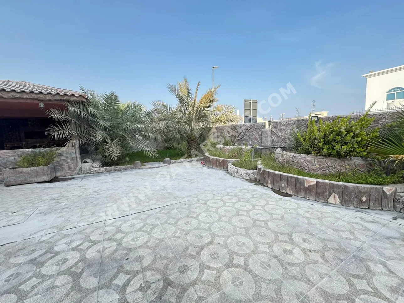 سكن عائلي  - غير مفروشة  - الدوحة  - عنيزة  - 8 غرف نوم