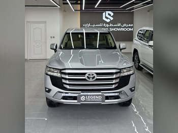 تويوتا  لاند كروزر  جي اكس ار  2025  اوتوماتيك  15,000 كم  6 سلندر  دفع رباعي  اس يو في  فضي  تحت الضمان