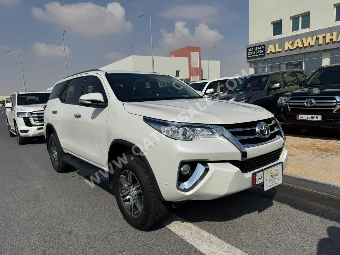 تويوتا فورشنر 2017 اوتوماتيك 92,000 كم 6 سلندر دفع رباعي اس يو في أبيض