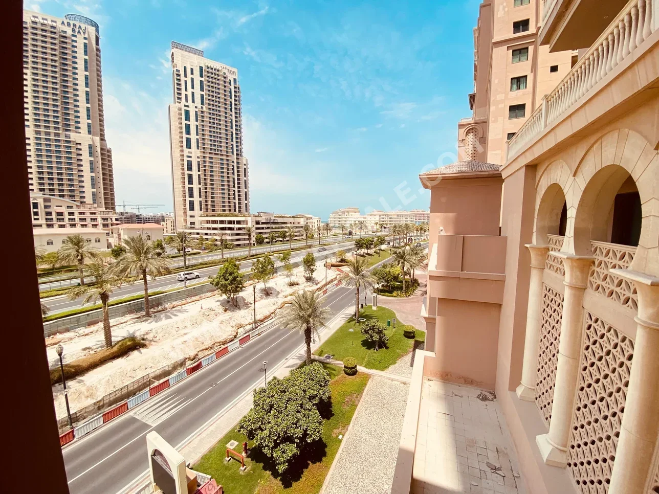 1 غرف نوم  شقة  للبيع  في الدوحة -  اللؤلؤة  نصف مفروشة