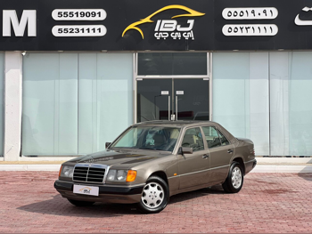 مرسيدس - بنز  سي ال ايه  200  1992  اوتوماتيك  258,000 كم  4 سلندر  دفع خلفي  سيدان  بني