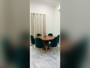 الطاولات والخزائن الجانبية