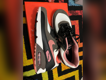 أحذية نايكي  زهري مقاس 44  فيتنام  رجالي