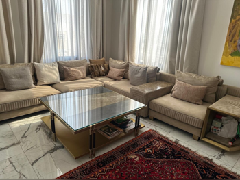 الأرائك والكنب والكراسي طقم كنب  - اللون البيج  - مع طاولة