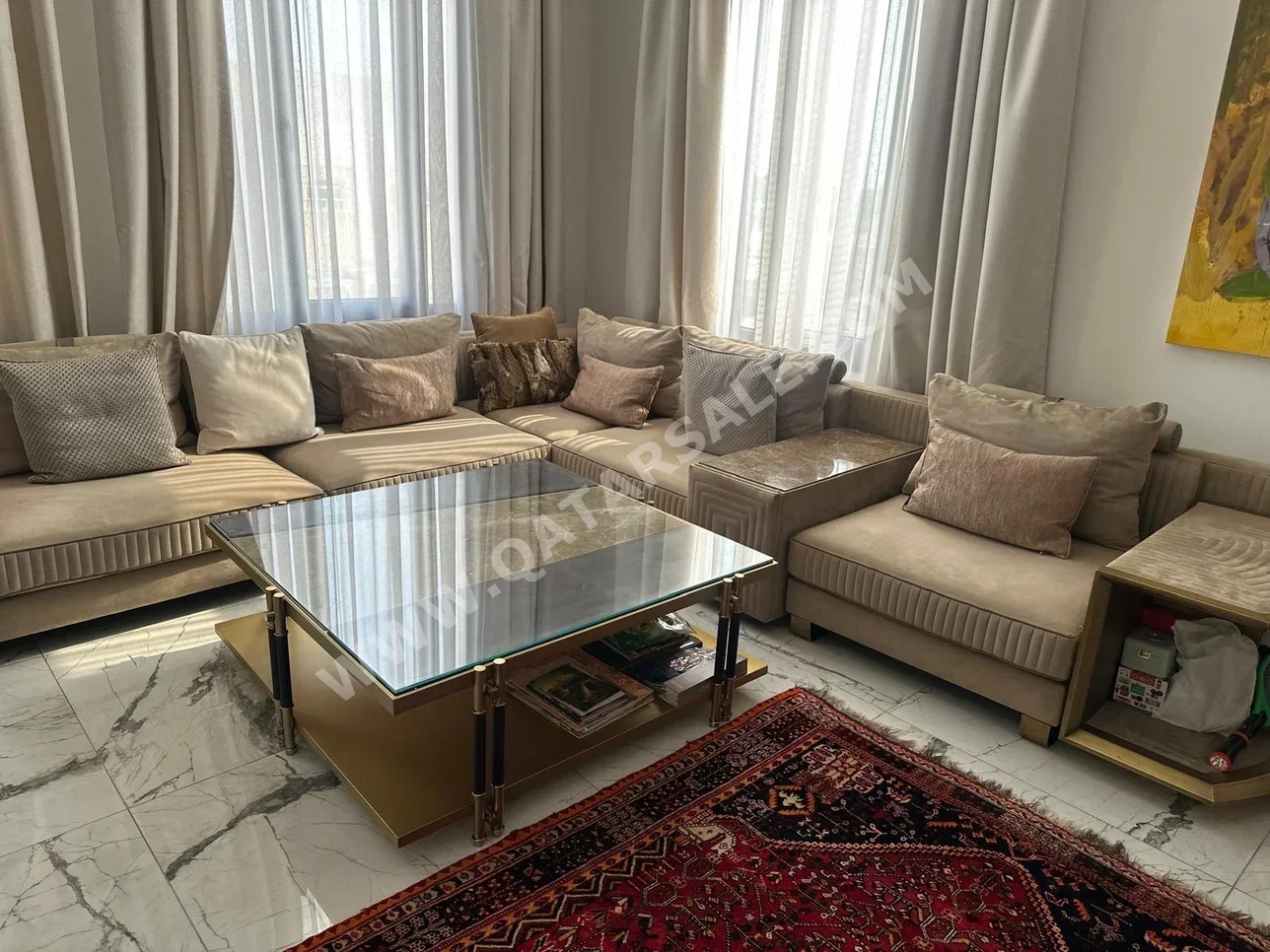 الأرائك والكنب والكراسي طقم كنب  - اللون البيج  - مع طاولة