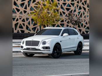 بنتلي  بينتايجا  مولينر  2017  اوتوماتيك  86,000 كم  12 سلندر  دفع كلي مستمر  اس يو في  أبيض  تحت الضمان