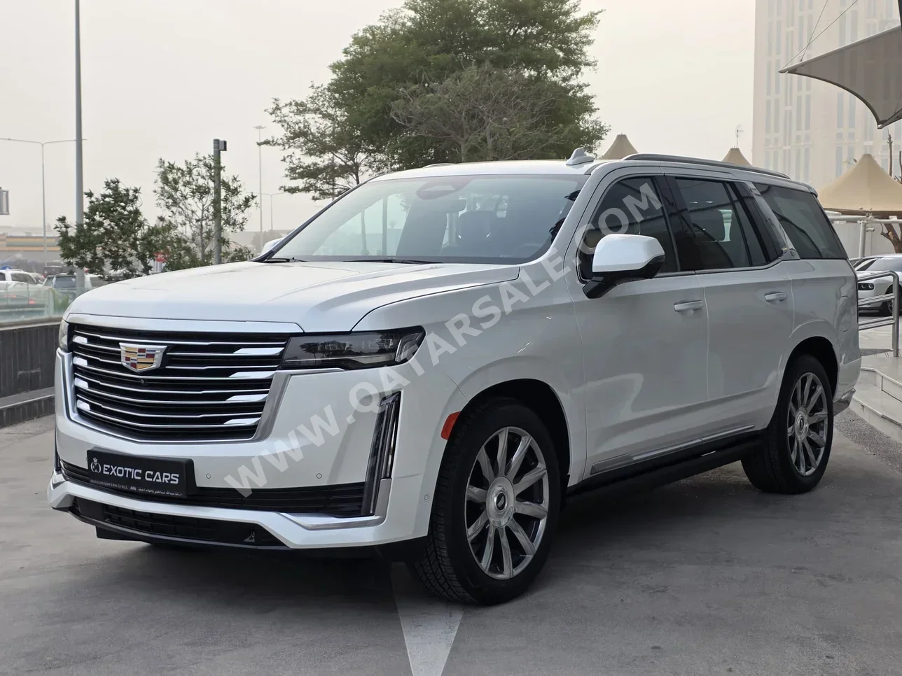 كاديلاك اسكيليد بلاتينيوم 2023 اوتوماتيك 22,000 كم 8 سلندر دفع رباعي اس يو في أبيض تحت الضمان