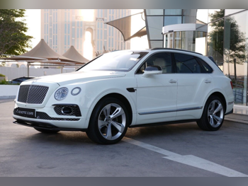 بنتلي  بينتايجا  2017  اوتوماتيك  99,000 كم  12 سلندر  دفع رباعي  اس يو في  أبيض