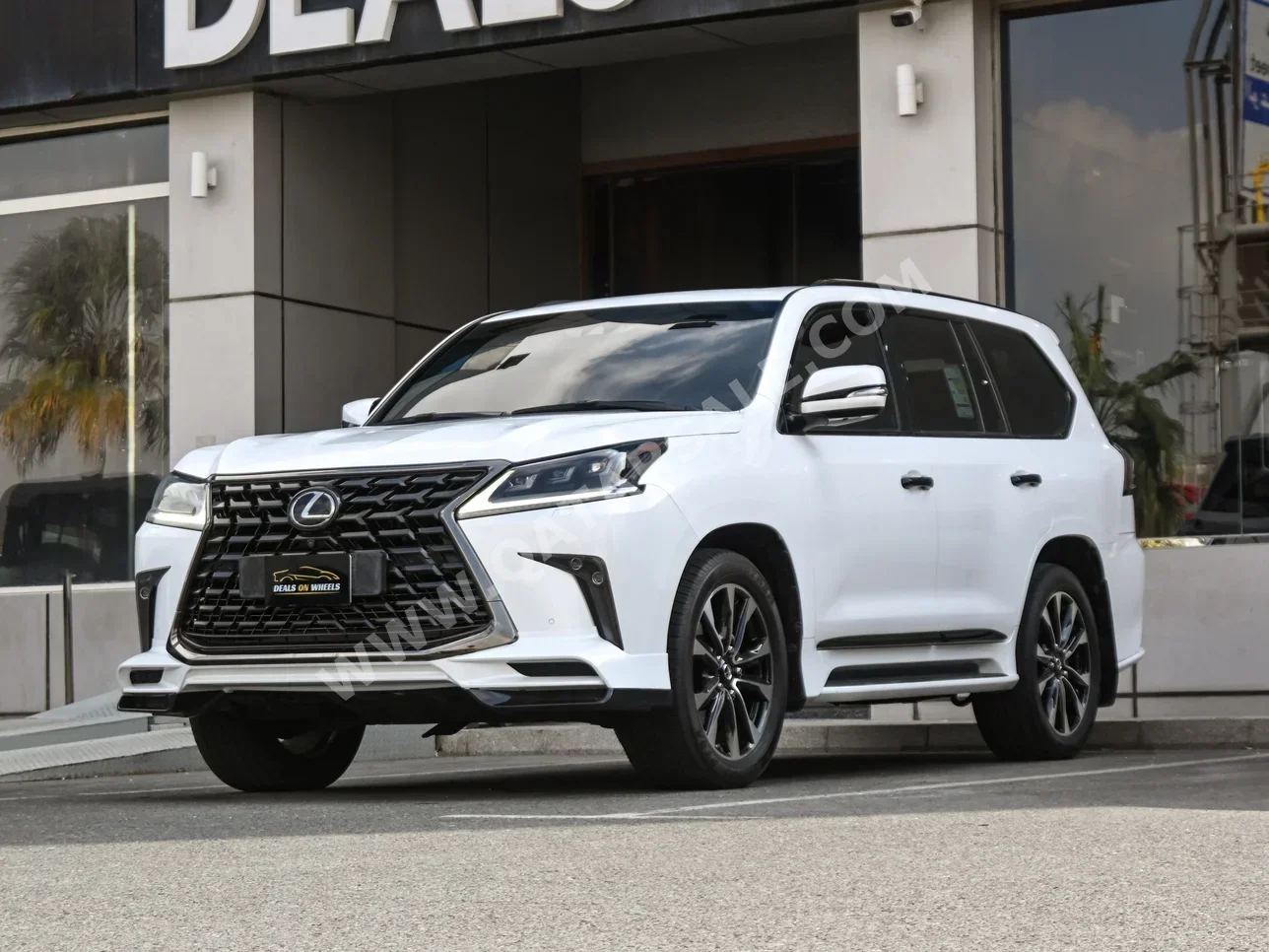 لكزس ال اكس 570 اس بلاك ايديشن 2021 اوتوماتيك 153,000 كم 8 سلندر دفع رباعي اس يو في أبيض