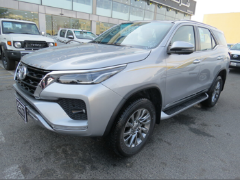 تويوتا  فورشنر  اس ار 5  2025  اوتوماتيك  0 كم  6 سلندر  دفع رباعي  اس يو في  فضي  تحت الضمان