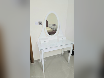 خزائن ودواليب الملابس والزينة - ايكيا  - طاولة زينة ، مرآة ، كرسي و وحدتا رفوف  - أبيض