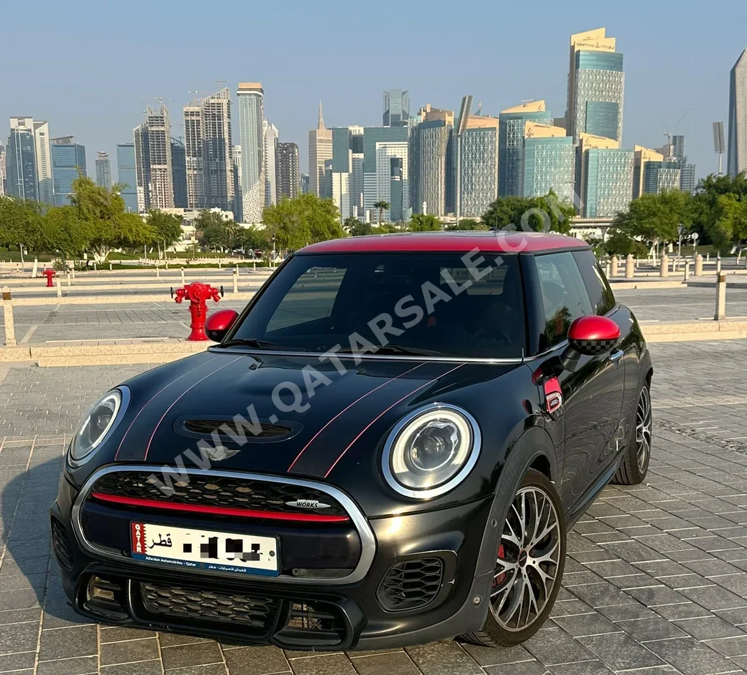 Mini  Cooper  Works  2016  Automatic  156,000 Km  4 Cylinder  Front Wheel Drive (FWD)  Hatchback  Black