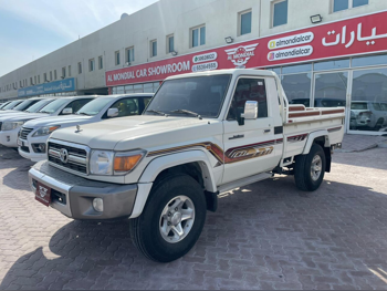 تويوتا  لاند كروزر  ال اكس  2022  عادي  85,000 كم  6 سلندر  دفع رباعي  بيكب  أبيض