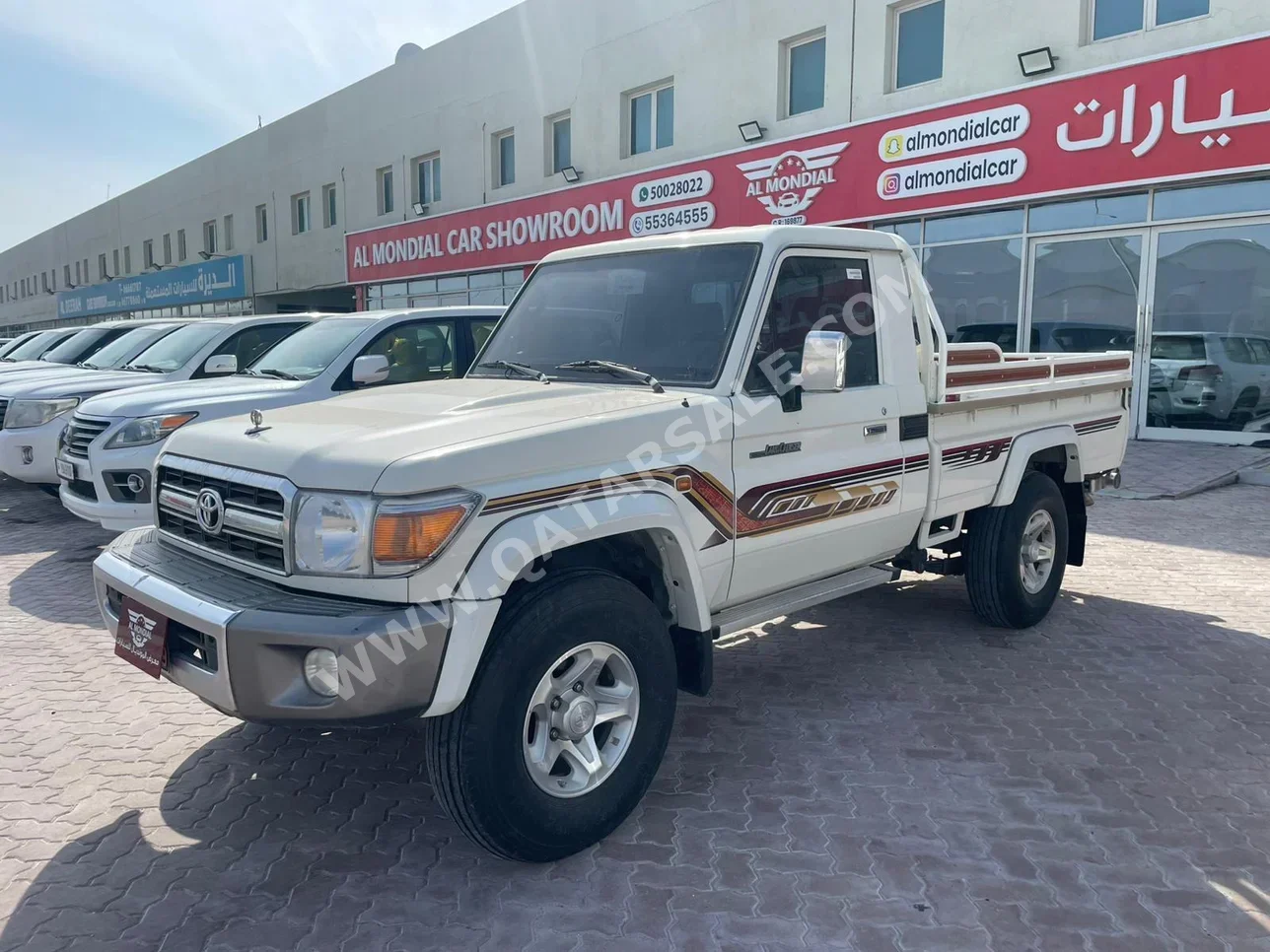 تويوتا  لاند كروزر  ال اكس  2022  عادي  85,000 كم  6 سلندر  دفع رباعي  بيكب  أبيض