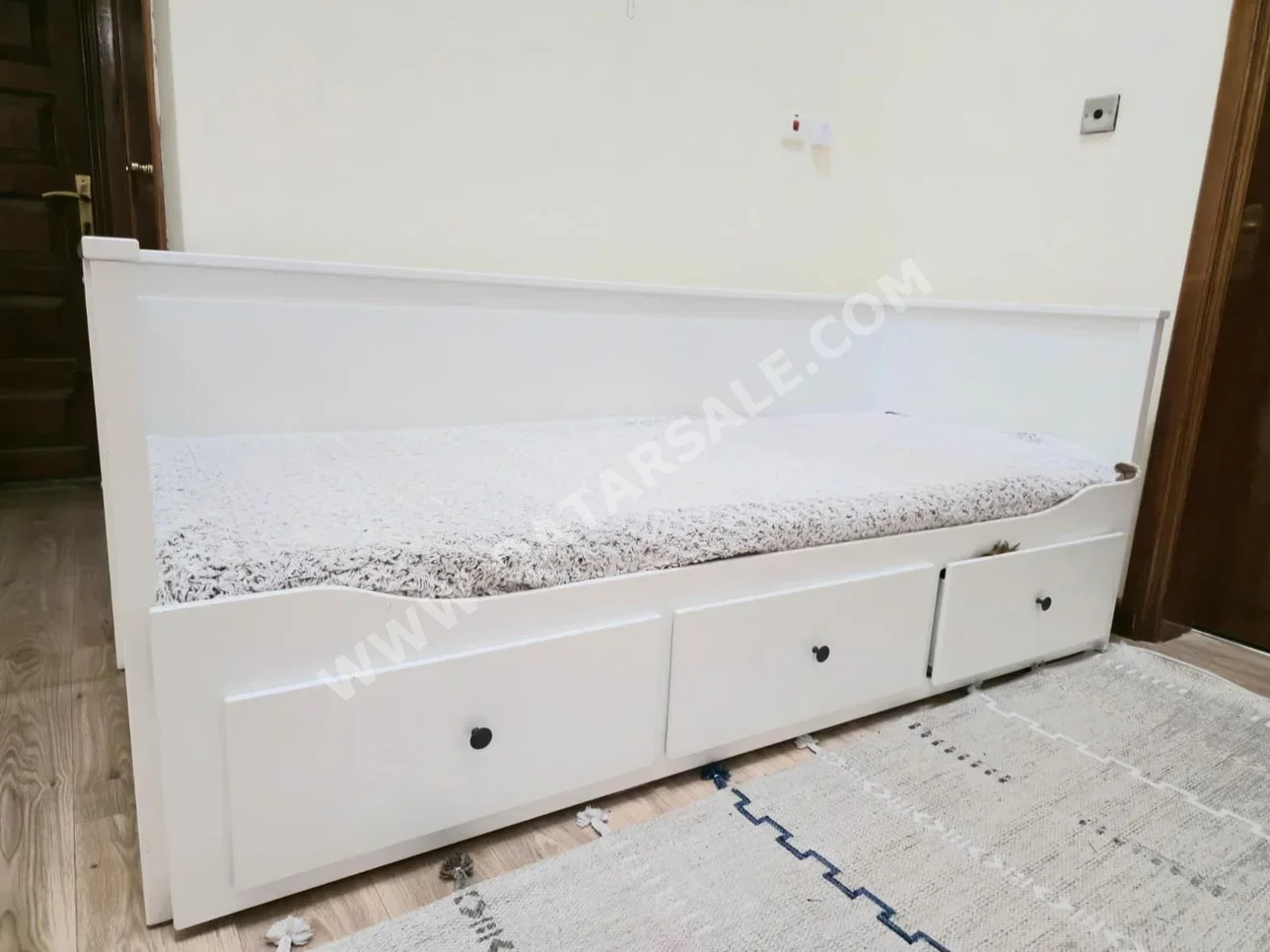 الأرائك والكنب والكراسي كنبة بثلاث مقاعد  - أبيض