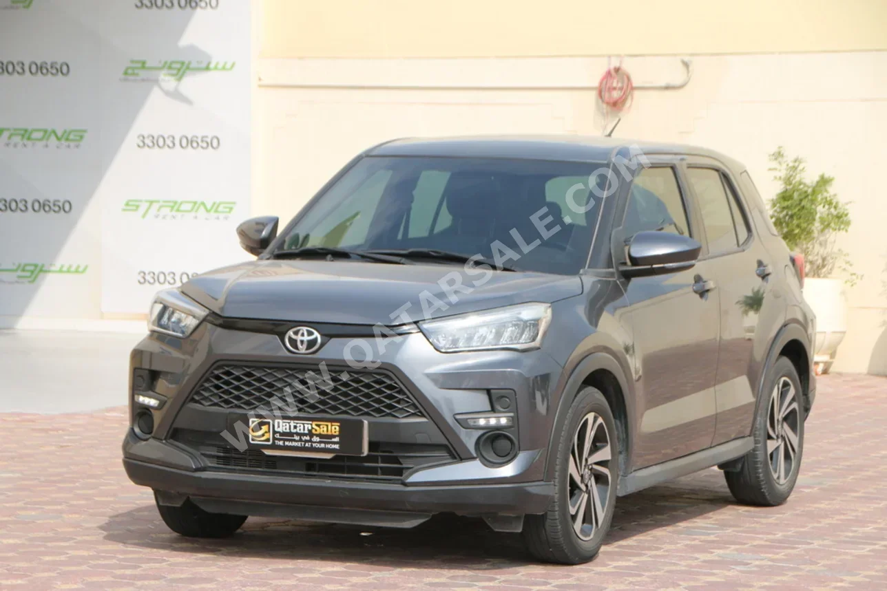 تويوتا رايز 2023 اوتوماتيك 60,000 كم 4 سلندر دفع رباعي اس يو في رمادي تحت الضمان