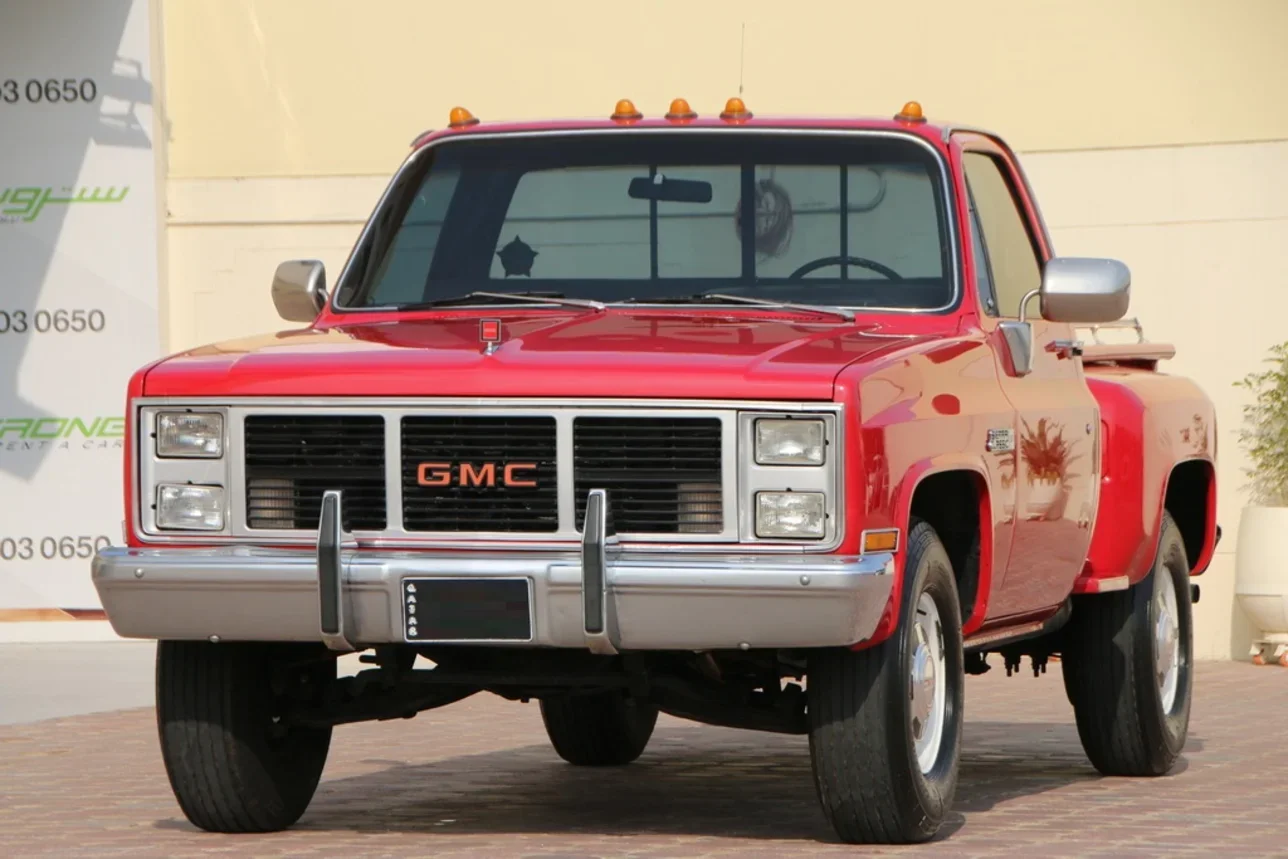 جي ام سي  سييرا  1500  1984  عادي  180,000 كم  8 سلندر  دفع رباعي  كلاسك  أحمر