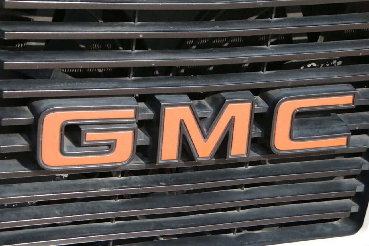 GMC  Sierra  1500  1984  Manual  180,000 Km  8 Cylinder  Four Wheel Drive (4WD)  Classic  Red