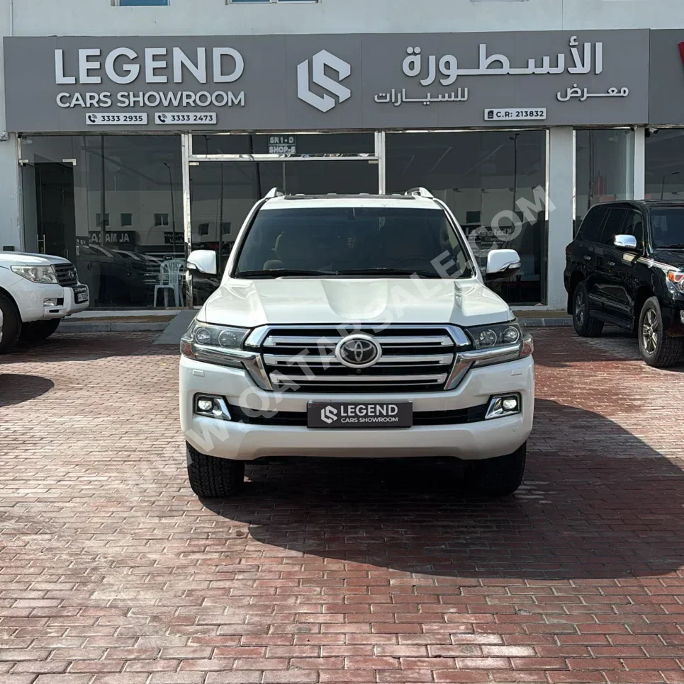 Toyota Land Cruiser VXR Black Edition 2017 Automatic 196,000 Km 8 Cylinder Four Wheel Drive (4WD) SUV Pearl