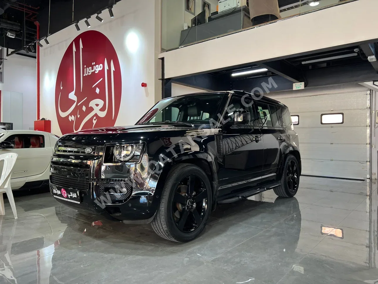 لاند روفر ديفيندر 110 2023 اوتوماتيك 90,000 كم 4 سلندر دفع رباعي اس يو في أسود تحت الضمان