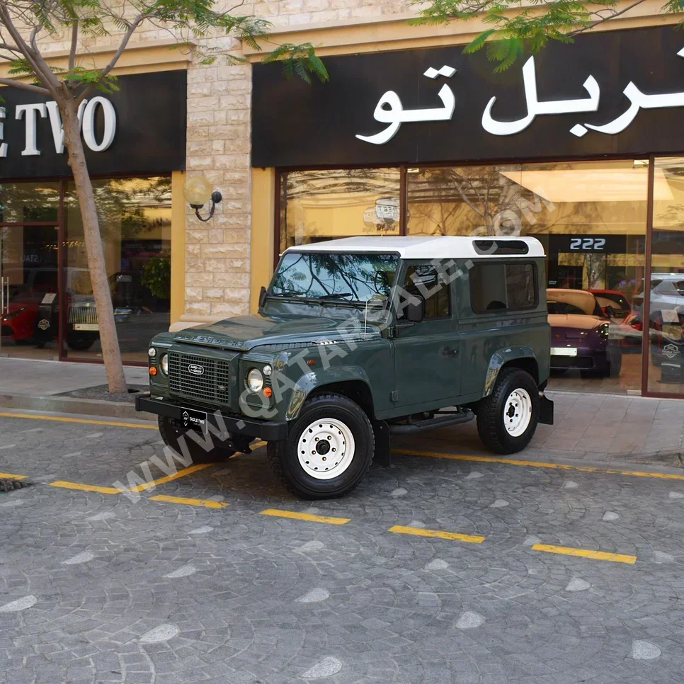 Land Rover Defender 2012 Automatic 83,300 Km 6 Cylinder Four Wheel Drive (4WD) SUV Gray