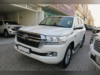 Toyota  Land Cruiser  VXR  2016  Automatic  328,000 Km  8 Cylinder  Four Wheel Drive (4WD)  SUV  White