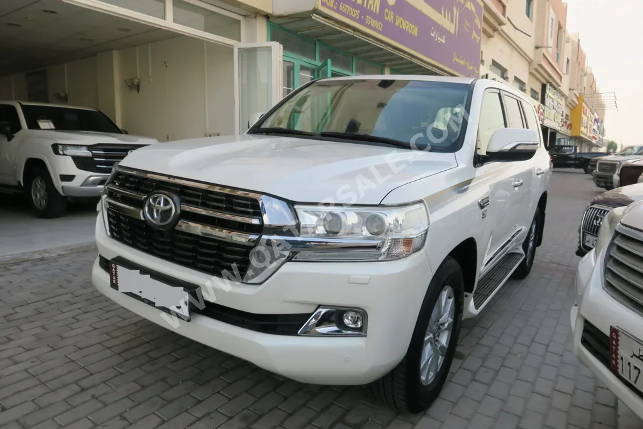 Toyota  Land Cruiser  VXR  2016  Automatic  328,000 Km  8 Cylinder  Four Wheel Drive (4WD)  SUV  White