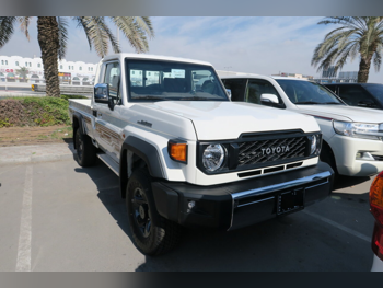 تويوتا  لاند كروزر  ال اكس  2025  عادي  0 كم  6 سلندر  دفع رباعي  بيكب  أبيض  تحت الضمان