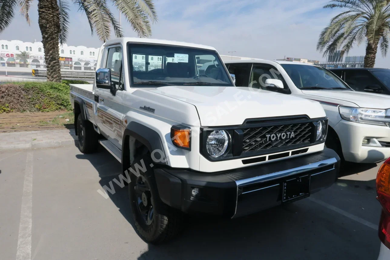 تويوتا لاند كروزر ال اكس 2025 عادي 0 كم 6 سلندر دفع رباعي بيكب أبيض تحت الضمان