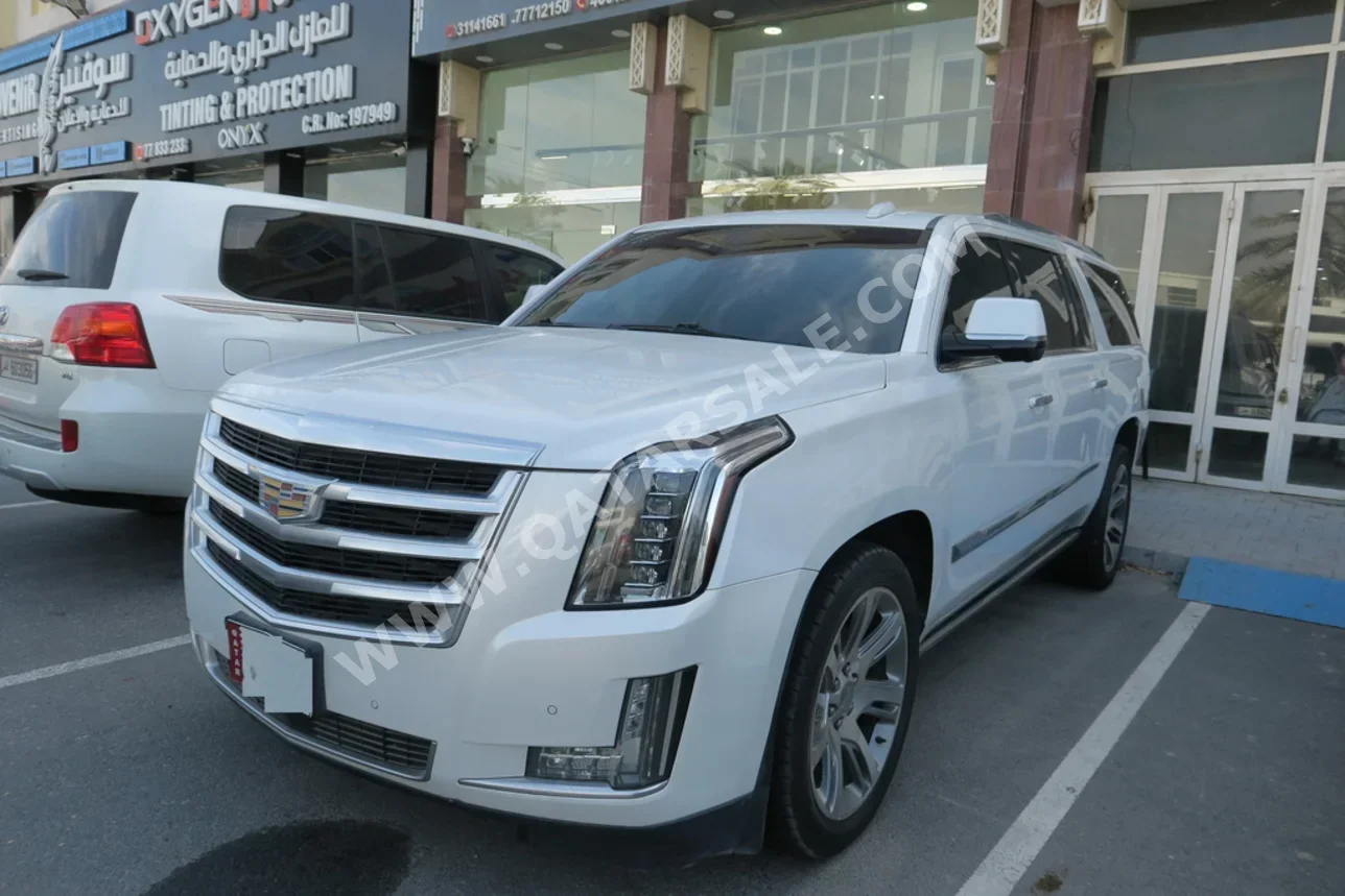 كاديلاك اسكيليد 2016 اوتوماتيك 200,000 كم 8 سلندر دفع رباعي اس يو في أبيض