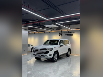 تويوتا  لاند كروزر  جي اكس ار  2022  اوتوماتيك  79,000 كم  6 سلندر  دفع رباعي  اس يو في  أبيض