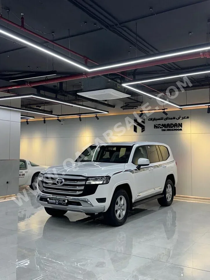 تويوتا  لاند كروزر  جي اكس ار  2022  اوتوماتيك  79,000 كم  6 سلندر  دفع رباعي  اس يو في  أبيض