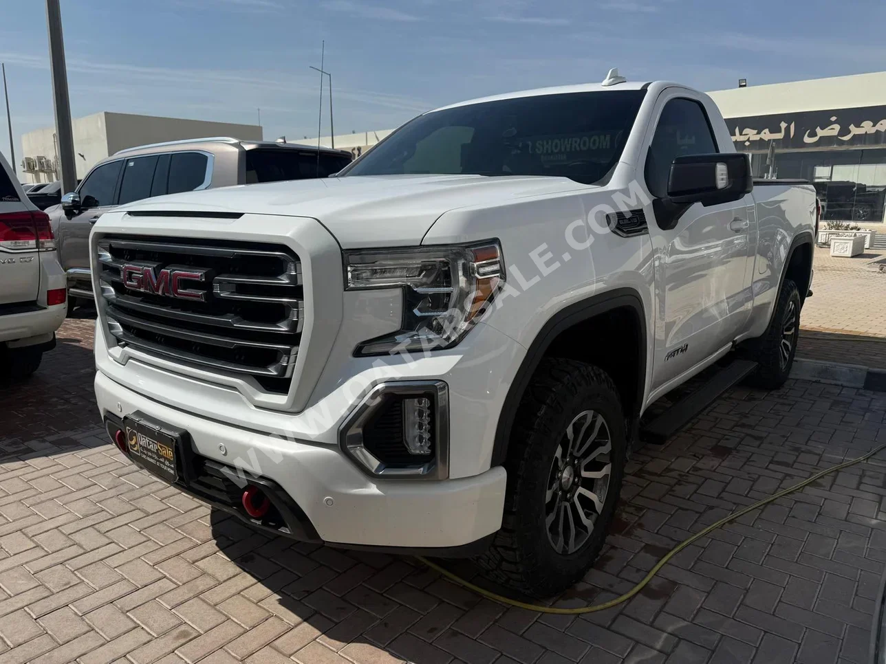 GMC  Sierra  AT4  2021  Automatic  73,000 Km  8 Cylinder  Four Wheel Drive (4WD)  Pick Up  White
