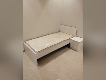 الأسّرة - فردي  - أبيض  - متضمنة المرتبة  - مع طاولة سرير جانبية