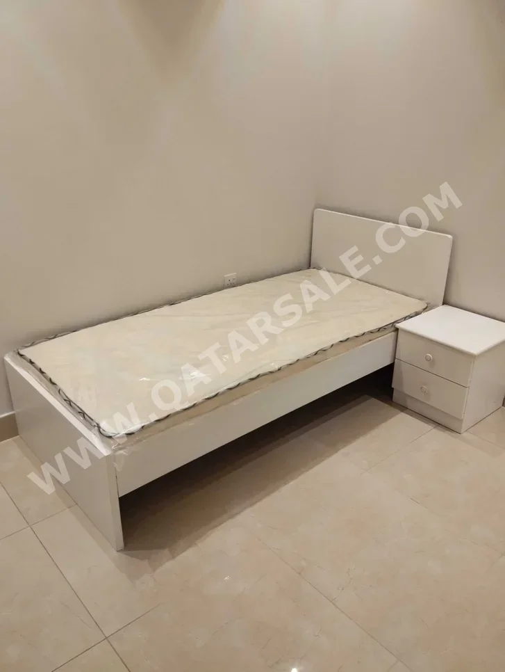 الأسّرة - فردي  - أبيض  - متضمنة المرتبة  - مع طاولة سرير جانبية