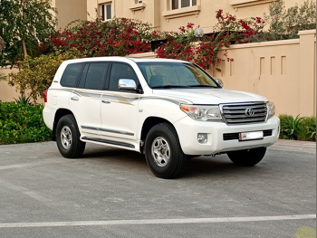 تويوتا  لاند كروزر  في اكس ار  2013  اوتوماتيك  421,000 كم  8 سلندر  دفع رباعي  اس يو في  أبيض