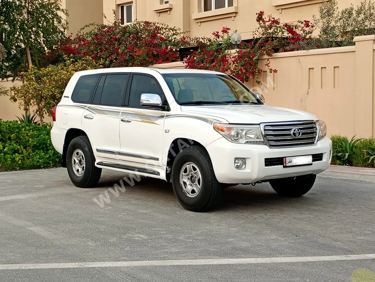 تويوتا  لاند كروزر  في اكس ار  2013  اوتوماتيك  421,000 كم  8 سلندر  دفع رباعي  اس يو في  أبيض