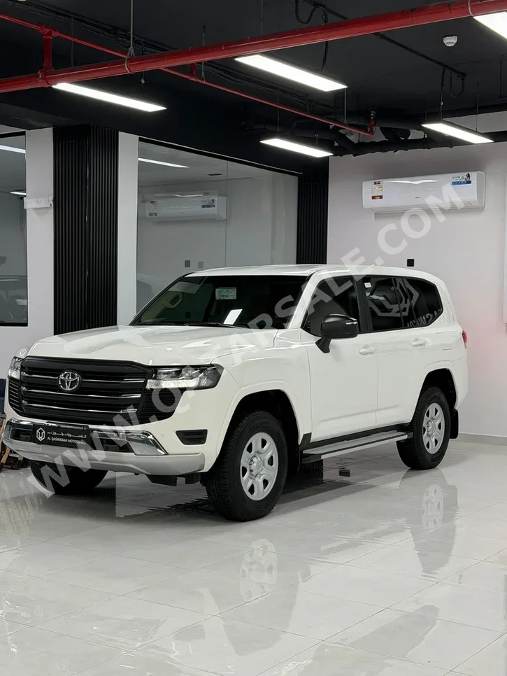 تويوتا لاند كروزر جي اكس 2024 اوتوماتيك 55,000 كم 6 سلندر دفع رباعي اس يو في أبيض تحت الضمان